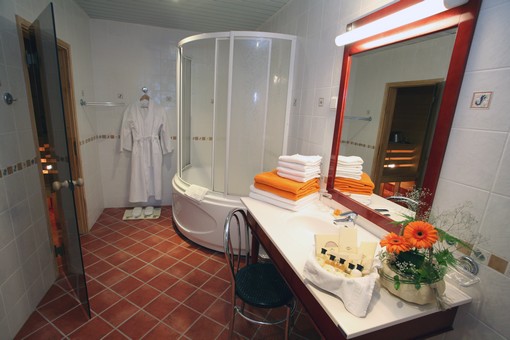Suite's bathroom with sauna